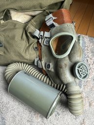 Rare WORLD WAR 2 U.S. ARMY LIGHT ARTILLERY GAS MASK-complete With Canister, Filter And Canvas Carrier