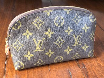 Fantastic Like New LOUIS VUITTON Cosmetic Bag - #CA2008 - Guaranteed Authentic - Washable Vuittonite Interior