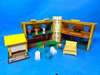 Vintage 1969 Fisher Price Family House