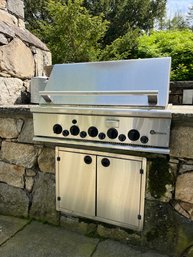 A 36' GE Monogram Gas Grill With Infrared Technology