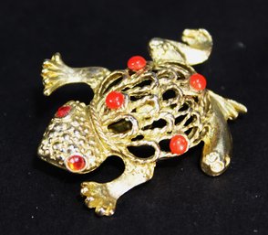 VINTAGE GOLD TONE FROG BROOCH HAVING ORANGE STONES