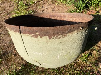 Very Large Very Heavy Iron Cauldron Does Have A Crack See All Photos
