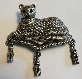 VINTAGE SILVER TONE GREEN EYED CAT ON PILLOW BROOCH