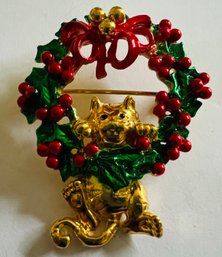 VINTAGE SIGNED GOLD TONE KITTY HANGING FROM WREATH BROOCH