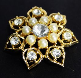 VINTAGE GOLD TONE FLOWER FORMED BROOCH HAVING WHITE RHINESTONES AND FAUX PEARLS