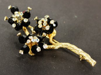 SIGNED VENDOME GOLD TONE BLACK WHITE RHINESTONE FLORAL BROOCH