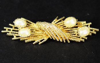 VINTAGE GOLD TONE BROOCH HAVING FAUX PEARLS