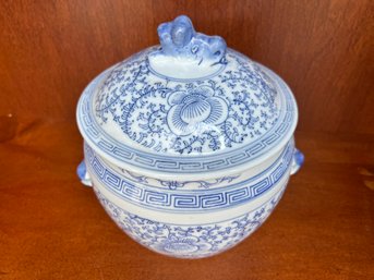 Vintage Chinese Blue & White Porcelain Lidded Pot With Foo Dog Finial