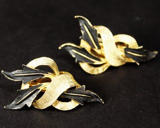 VINTAGE SIGNED 'ART CO.' GOLD TONE AND BLACK ENAMEL EAR CLIPS