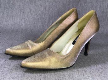 Very Nice STUART WEITZMAN Raquel Gold Matte Lame Heels - Size 7 B US - 37/38 Eur - Very Nice Pair - NICE !