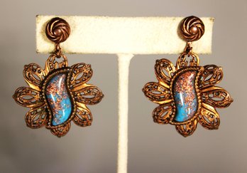 FINE VINTAGE COPPER TONE DROP EARRINGS HAVING ART GLASS BLUE STONES