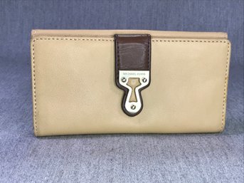 Very Nice Like New MICHAEL KORS Beige Leather Wallet - Very Roomy - 12 Slots With ID Window - Great Wallet