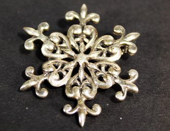 STERLING SILVER 925 'SNOWFLAKE' BROOCH HAVING FLEUR DE LIS