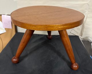 Beautiful Vintage Wooden Stool Three Legs Stand Base Round Surface. KSS/A5