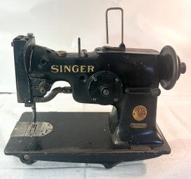 Vintage Singer 107W9 Sewing Machine