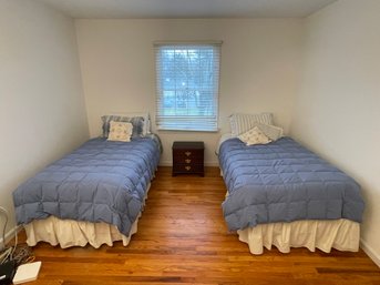 2 Twin Beds With Linens