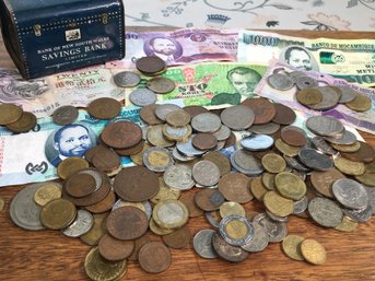 Big Lot Of Foreign Currency & Coins Plus Tin Bank From New South Wales Australia - VERY NICE LOT ! WOW !