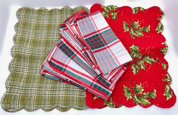 12 Christmas Cloth Napkins & 4 Christmas Double Sided Quilted Placemats , Appear Unused