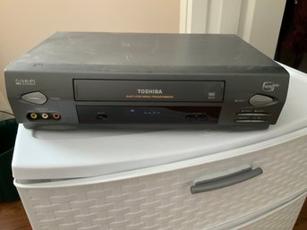 Toshiba VCR With Connector Cables