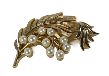 Vintage Signed TRIFARI Gold Tone Brooch W Faux Pearls