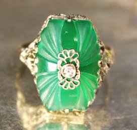 14K EDWARIDAN ART DECO GREEN HARD STONE FILIGREE RING HAVING DIAMOND STONE