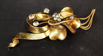 VINTAGE GOLD FILLED FLORAL BROOCH HAVING WHITE RHINESTONES