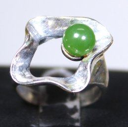 Sterling Silver Ladies Ring Having Jade Round Stone Abstract Form Size 5.5