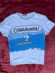 2015 Peanuts Surfing Snoopy COWABUNGA! T-shirt Size L