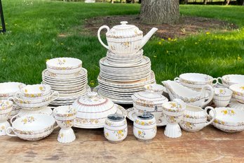 A Vintage Spode 'Buttercup' Dinner Service