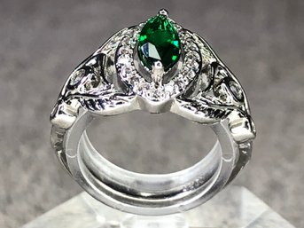 Fabulous Brand New - STERLING SILVER / 925 Ring With Tsavorite - Very Pretty Ring - New NEVER WORN - Nice !