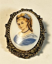 Vintage Gold Tone Glass Cameo Brooch