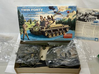 1950s Renwal Twin Forty Tank Model *complete*