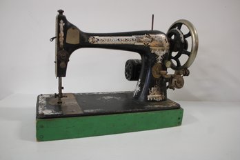 Vintage Singer Sewing Machine With Pic Motor