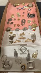 The Collection Of Jewelry Lot Of Single And Some Broken Piece For The Crafts Pins, Ear Rings, Pendant. JJ/A4