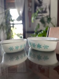 Set Of Two Vintage Pyrex Snowflake Casserole Dishes *without Lids