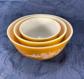 Set Of Three Pyrex Mixing Bowls