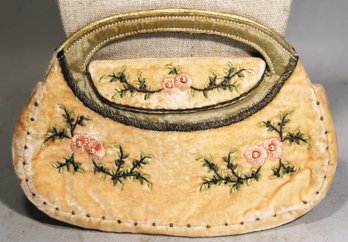 Fine 1920s French Crushed Velvet Embroidered Ladies Purse Having Seed Pearls