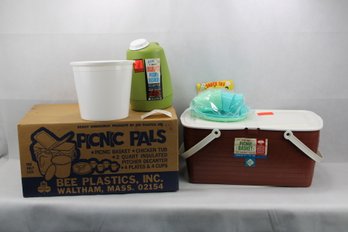 Vintage Picnic Pals  By Bee Plastics  - Chestnut - Picnic Set In Original Box - Never Used -