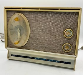 Vintage Sears Silvertone Radio ~ Works ~ (T)