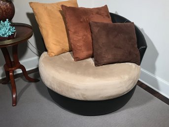 Fabulous Large Round Leather Chair - SIGNATURE COLLECTION By Ashley - With Loose Pillows - Beautiful Piece !