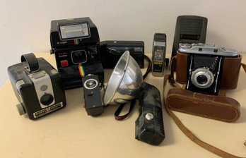 Large Vintage Camera Lot ~ Polaroid, Brownie Hawkeye & More ~ (T)