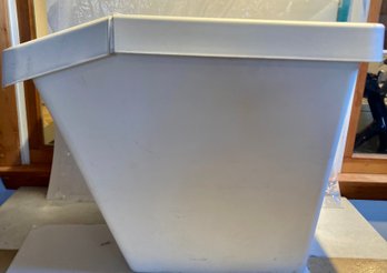 Large Food Storage Bin Perfect For The Favorite Kitty Or Dog In Your Family