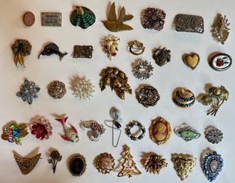 40 Pins Brooches, Mostly Vintage