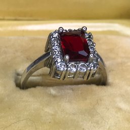 Very Nice 925 / Sterling Silver Ring With Garnet And White Zircons - Lovely Ring Overall - Nice Vintage Piece