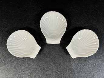 A Set Of Three Little Scallop Shell Dishes In White Porcelain By Apilco