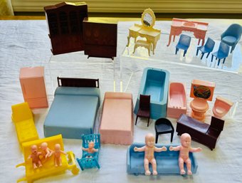 1950's - 60's Lot Of Assorted Pieces Plastic Dollhouse Furniture & Plastic Babies