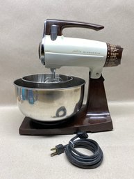 Vintage Sunbeam Mixmaster 12 Speed Mixer With S And M Stainless Steel Sunbeam Mixing Bowls. Works Great!