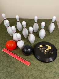 Vintage Plastic Ten 8in Pins Bowling Set Two Balls And Frisbee