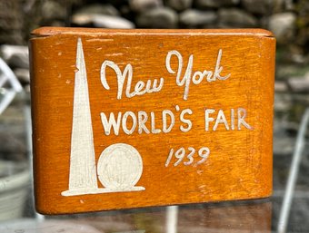 Vintage 1939 New York Worlds Fair Wood Cigarette Case