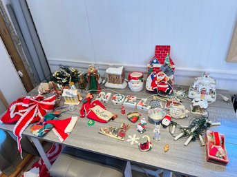 Table Lot Of Christmas Decor